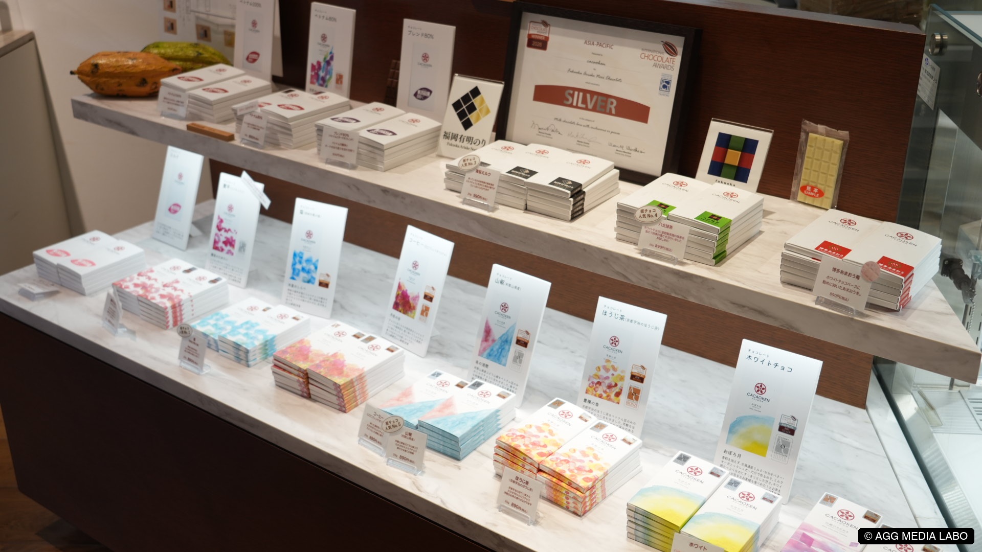カカオ研究所の店内に並ぶチョコレートのパッケージ