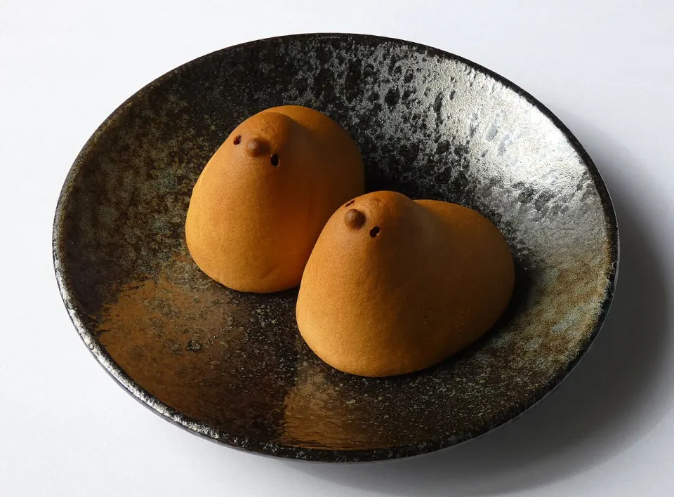 皿に並んだ名菓ひよ子