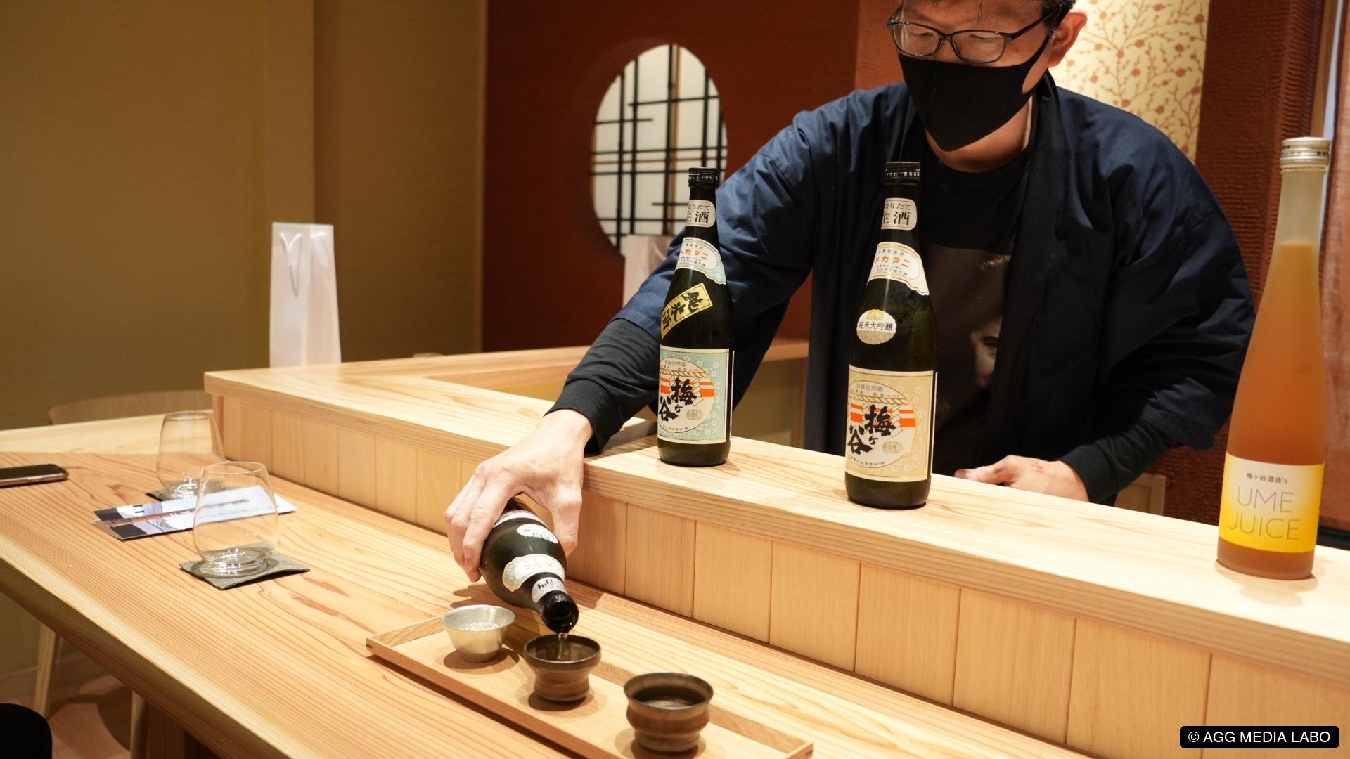 梅ヶ谷酒造の日本酒を注ぐ様子