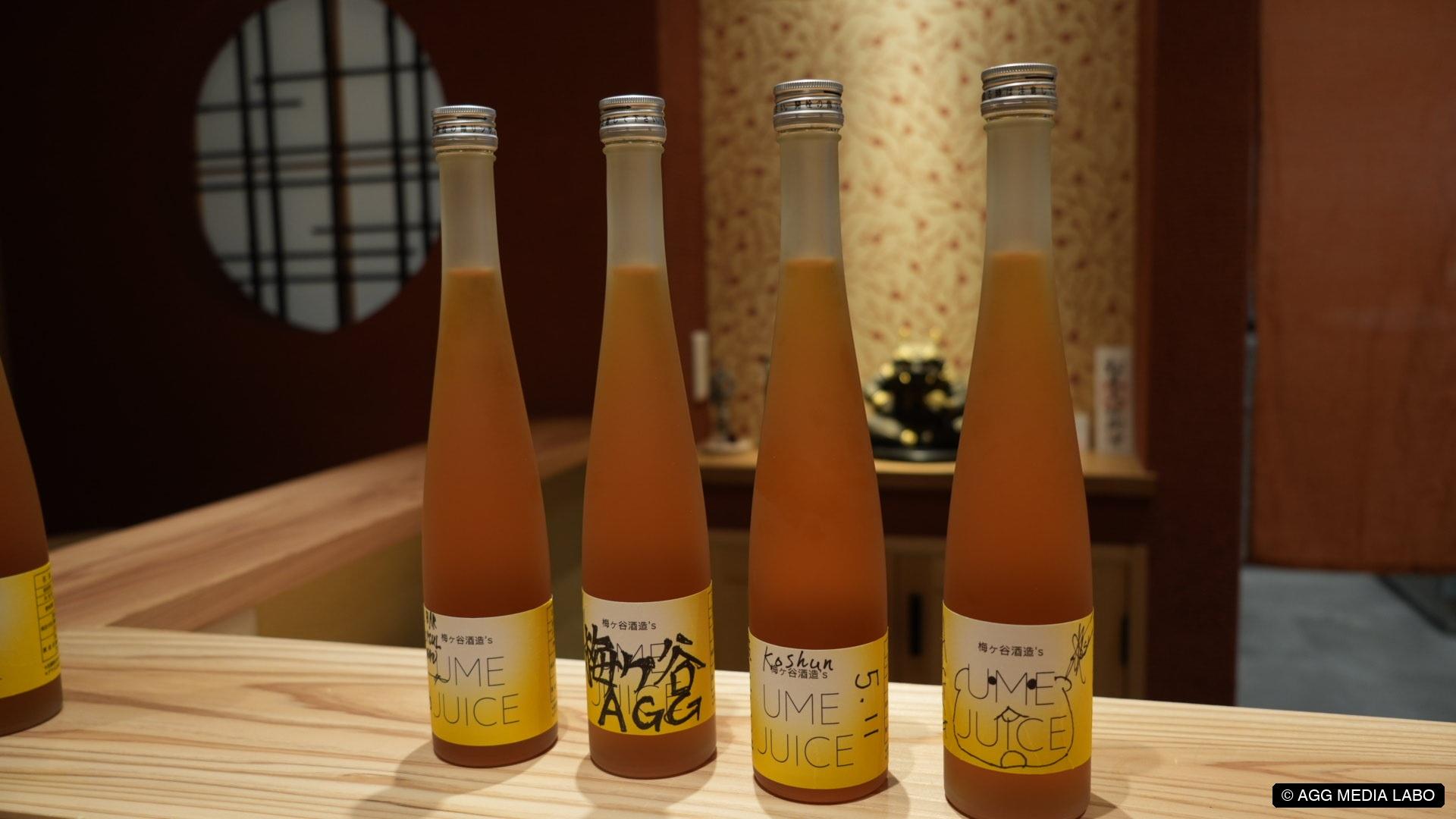 梅ヶ谷酒造の梅ジュースの瓶が並ぶ様子