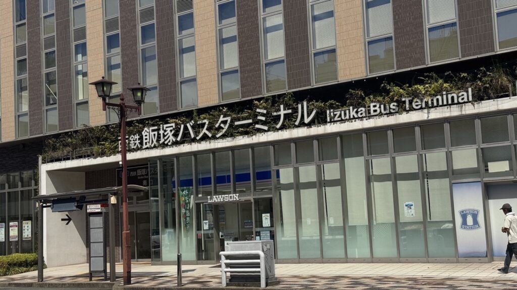 西鉄飯塚バスターミナルの建物と正面入口