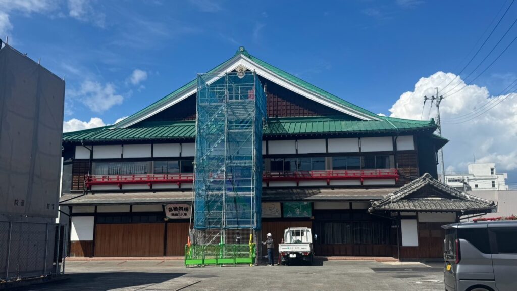改修工事が進む飯塚市の嘉穂劇場正面