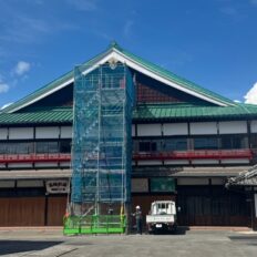 改修工事が進む飯塚市の嘉穂劇場正面