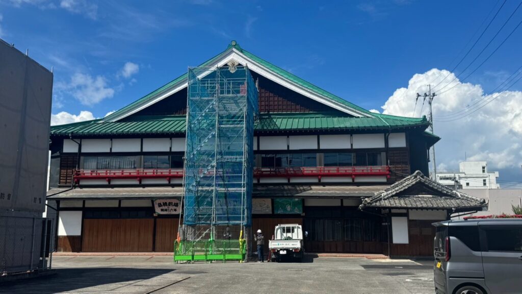 足場が組まれ改修中の嘉穂劇場
