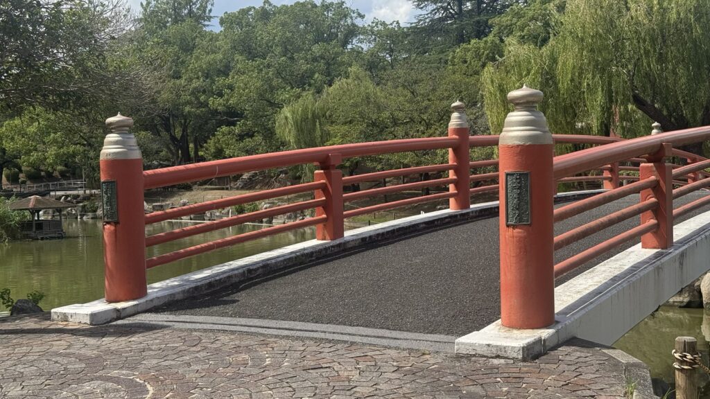 勝盛公園の池に架かる赤い橋