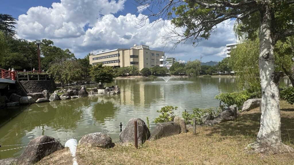 池と噴水、緑が広がる飯塚市の勝盛公園